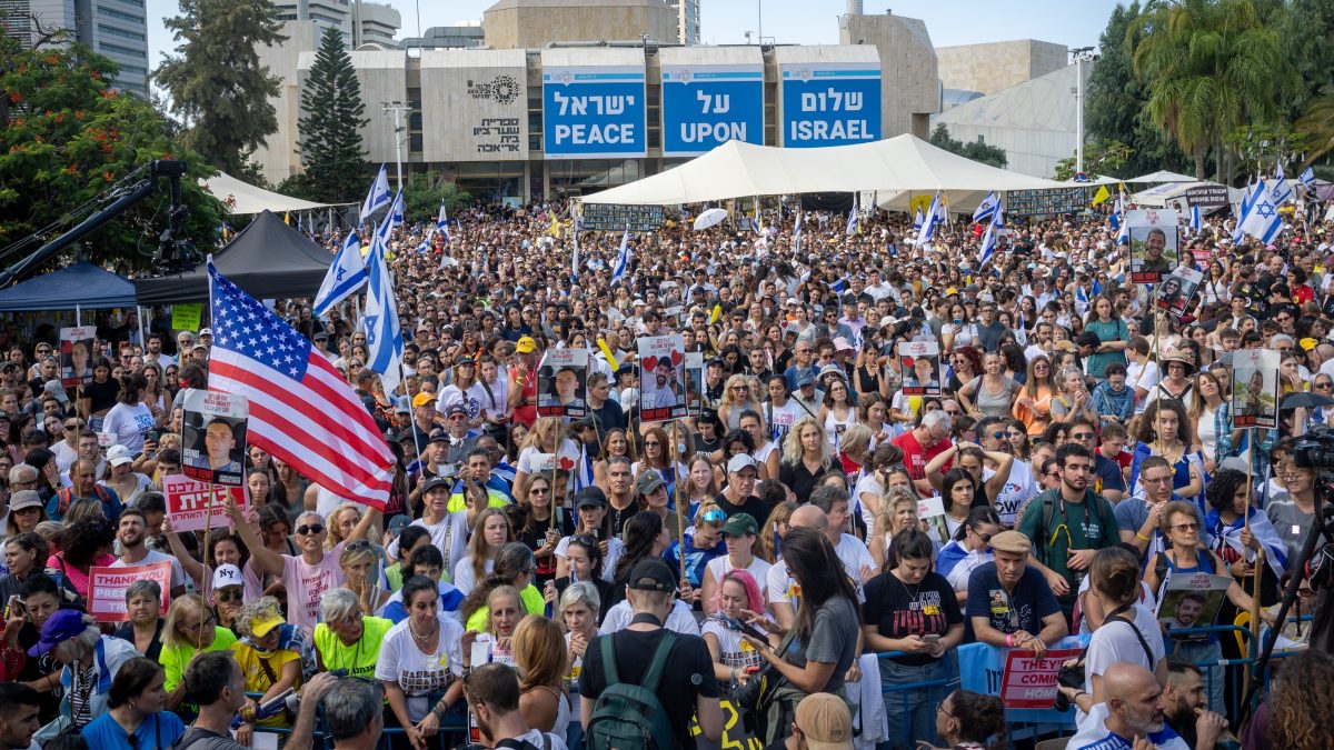 אלפים בכיכר החטופים מחכים לשורדי השבי