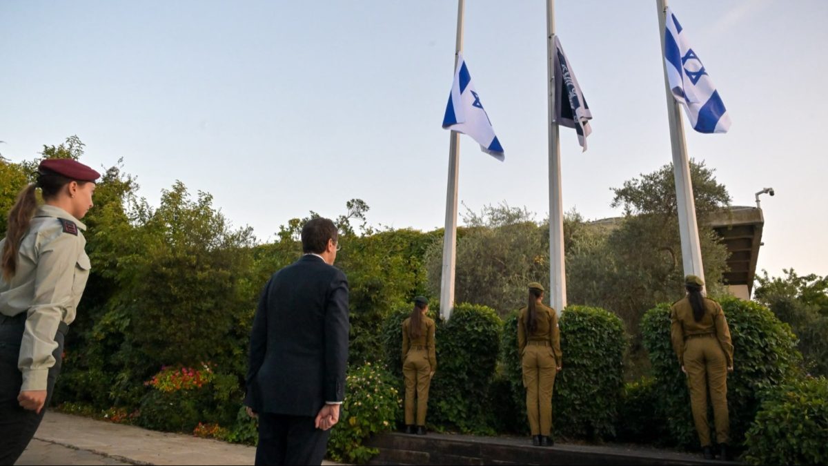 הורדת דגל המדינה בבית הנשיא