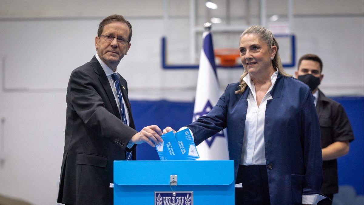 נשיא המדינה מצביע