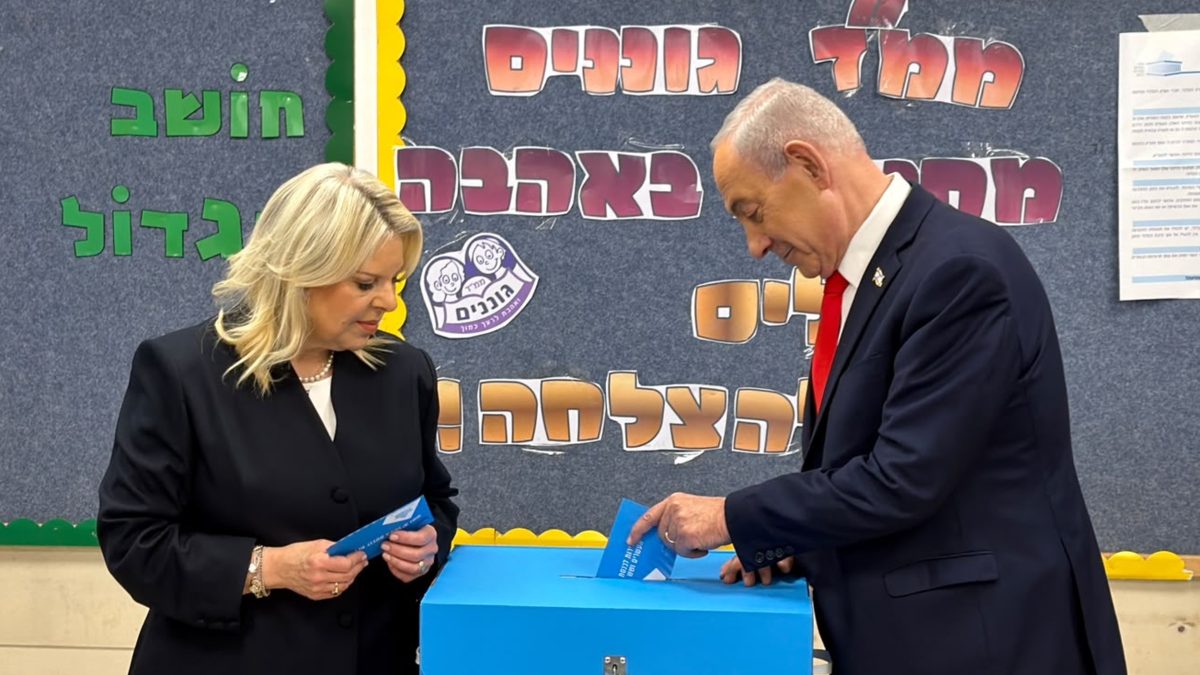 ראש הממשלה נתניהו ורעיתו שרה מצביעים