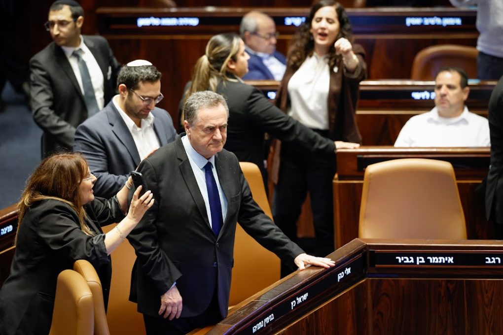 באופוזיציה זעמו,