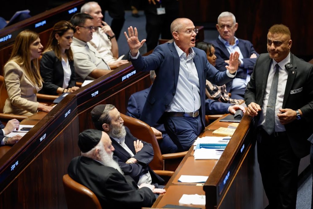 באופוזיציה זעמו,