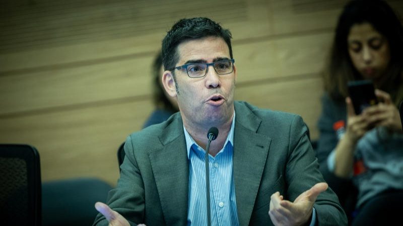 גל אלון