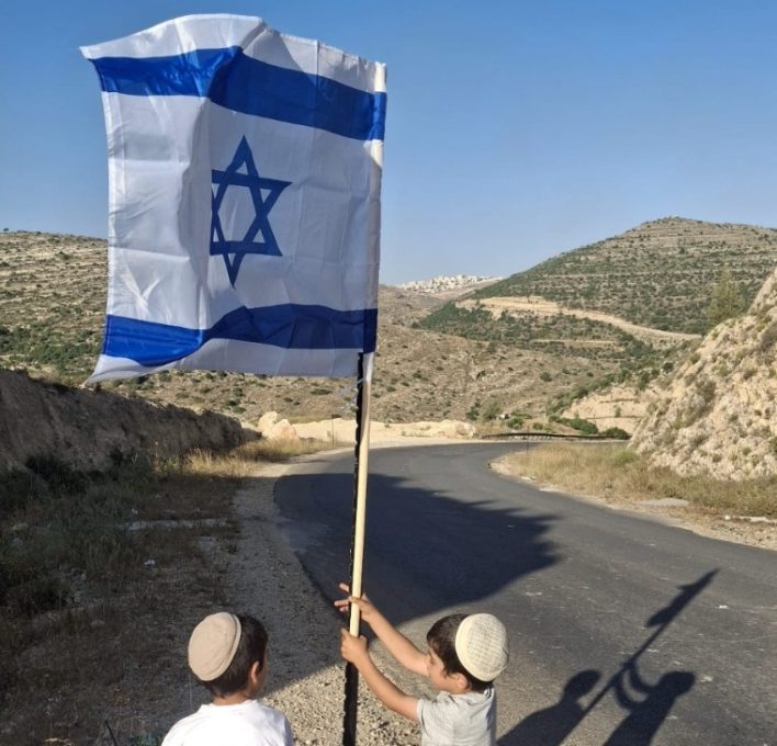 אחד הדגלים שהונפו