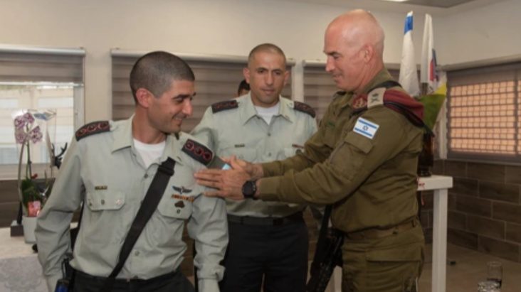 לסרי מקבל את דרגות האל"ם ממפקד פיקוד הצפון, אורי גורודין