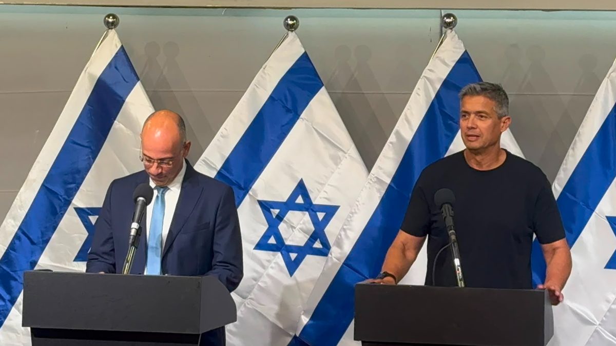 הנדל וזליכה במהלך ההכרה על האיחוד