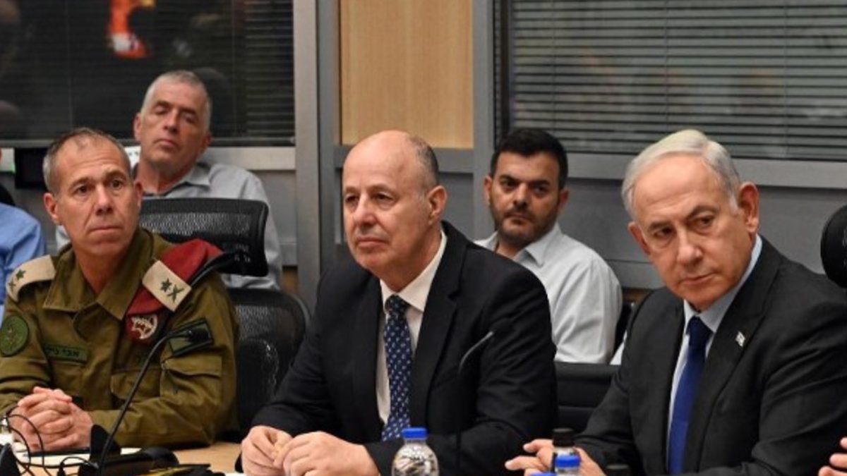 אבי גיל לצידו של נתניהו