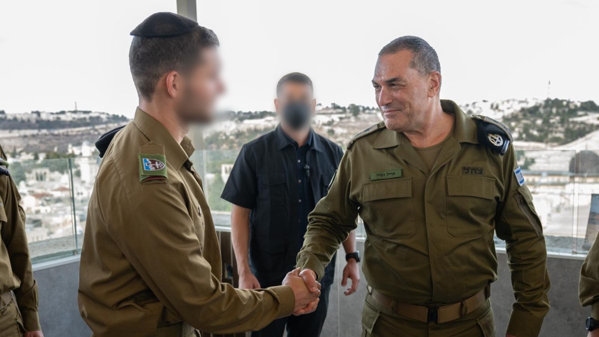 הרמטכ"ל אייל זמיר ומסיימי קורס הקצינים