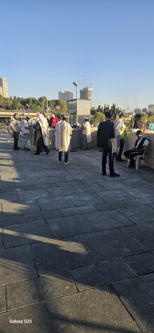 מתפללים בחוץ ללא ספר תורה