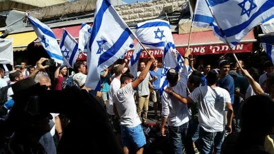 ריקודים בי-ם, דגלים במרכז הארץ: הנוער התגייס להעלות המורל הלאומי