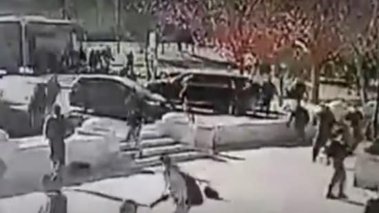 צפו: המשאית דורסת ועשרות חיילים נמלטים