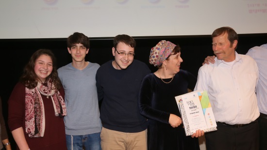 שרה דון מקבלת את הפרס בשם בעלה יעקב הי"ד. צילום: ששון תירם צילום: שרה דון מקבלת את הפרס בשם בעלה יעקב הי"ד. צילום: ששון תירם שבוע החמד