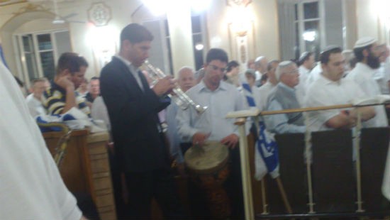 הרב מיכה הלוי אסר על תושבי פתח תקווה לקיים תפילות עם כלי נגינה