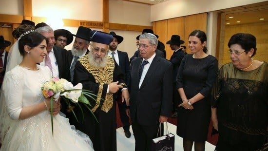 Yaacov Cohen/Flash90 תמונת ארכיון מחתונתו של ביתו של הרב יוסף צילום: Yaacov Cohen/Flash90 תמונת ארכיון מחתונתו של ביתו של הרב יוסף חדשות