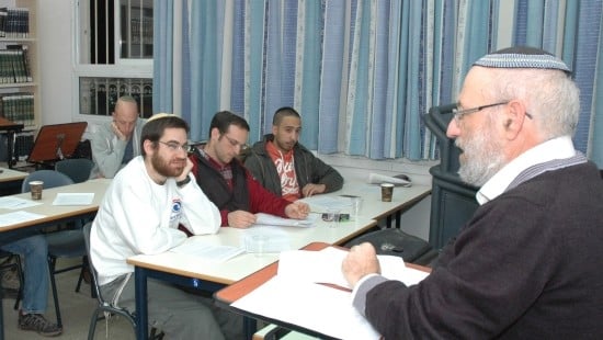 הרב ברונר בבית המדרש, צילום: יוני לובלינר צילום: הרב ברונר בבית המדרש, צילום: יוני לובלינר יהדות