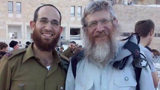 רב צבי קוסטינר ואחד ממסיימי הקורס (איתמר סגל) צילום: רב צבי קוסטינר ואחד ממסיימי הקורס (איתמר סגל) חדשות