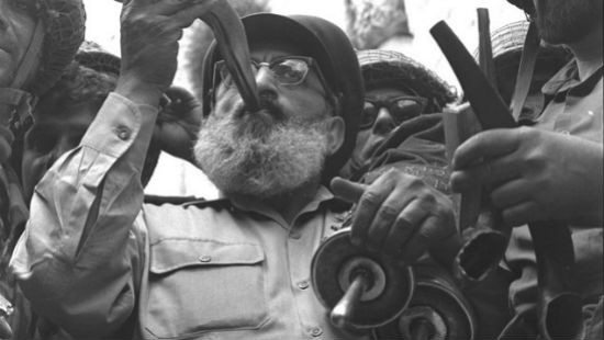48 שנים אחרי המלחמה: ספר התורה של הרב גורן חוזר לכותל המערבי