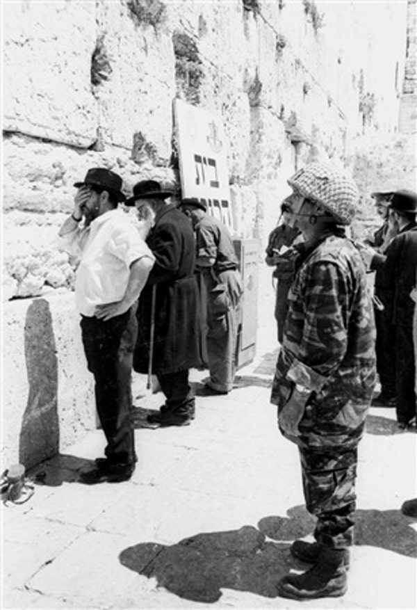 חייל מתפלל בכותל