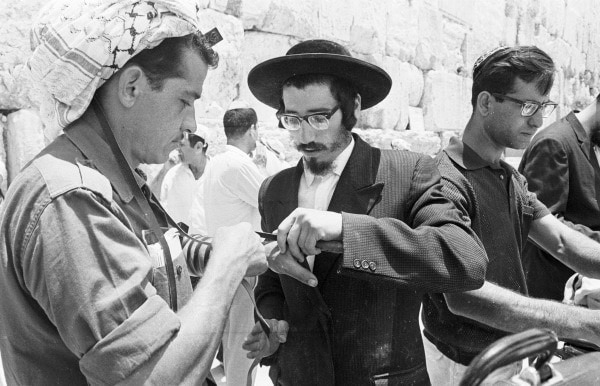 חייל מקבל הדרכה בהנחת תפילין