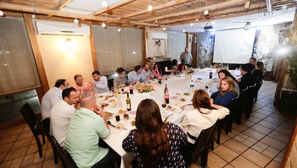 אוכלים במסעדה צילום: אפרים גרינוולד ברנז'ה