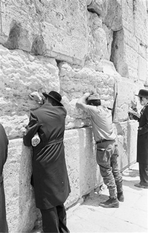 מתפללים בכותל