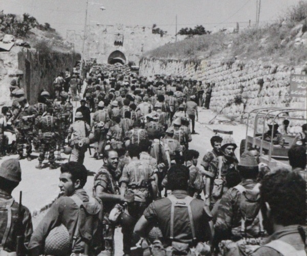 נערכים לכניסה לעיר העתיקה