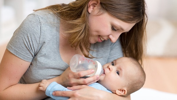 תינוק אוכל מבקבוק צילום: shutterstock הורים וילדים
