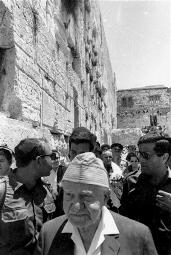 ראש הממשלה דוד בן גוריון בביקור בכותל