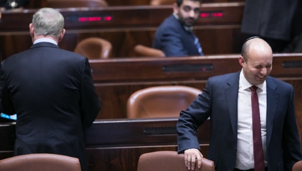 נפתלי בנט, נתניהו צילום: יונתן סינדל/פלאש 90 חדשות