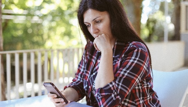 אשה מחכה לטלפון דייט צילום: shutterstock יחסים