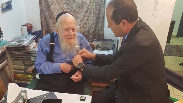 ניר ברקת, הרב שטיינזלץ, אות יקיר ירושלים צילום: דוברות עיריית ירושלים חדשות