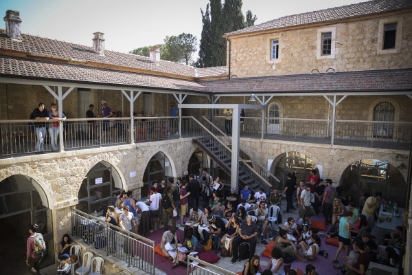 בית הנסן, צרעת מקרבת בין אנשים