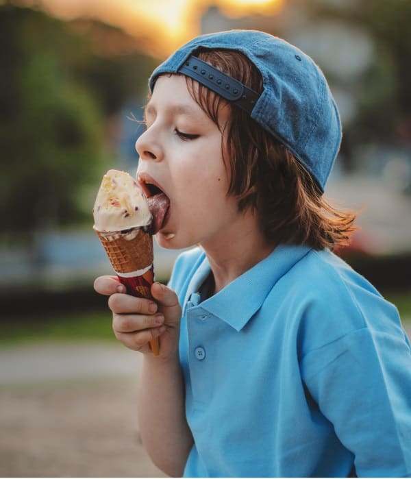 ילד אוכל גלידה מטפטפת