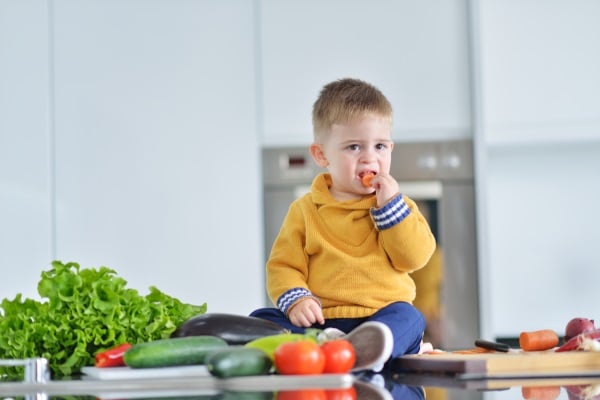 ילד אוכל ירקות
