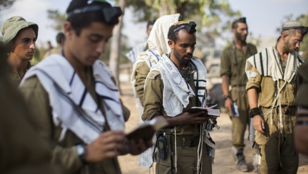 חיילים מתפללים, תפילה, הסדר צילום: Yonatan Sindel/Flash90 חדשות