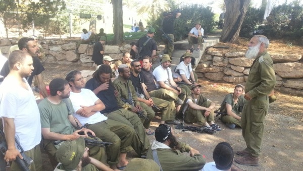 הרב רונצקי, מילואים, מילואימניקים, צוק איתן, שיעור בצבא, צילום: באדיבות המצלם דעות