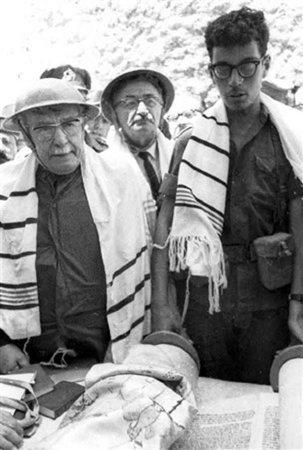 הנשיא שז"ר מתפלל בכותל