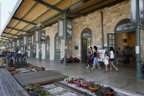 מתחם התחנה הראשונה, הלוואי שזו התחנה הראשונה ביחסים שלכם