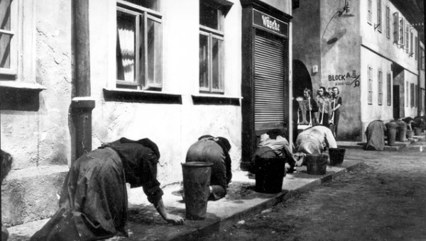 נשים יהודיות מנקות מדרכות בתקופת השואה