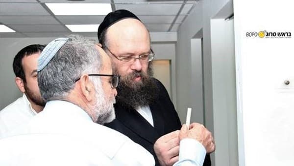 קביעת מזוזה במשרדי ראש סרוג